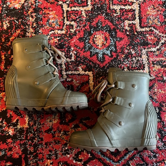 Sorel Joan Rain Wedge Boots - Olive Green Women's 7 Heel Gloss Rubber Lace Up - Picture 6 of 7